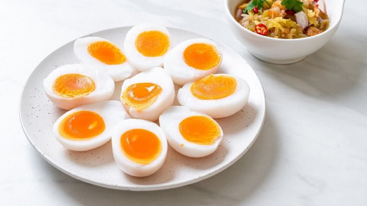 Người đ&agrave;n &ocirc;ng 42 tuổi bất ngờ tử vong sau khi ăn trứng theo kiểu ''ăn th&ugrave;ng uống chậu''- Ảnh 1.