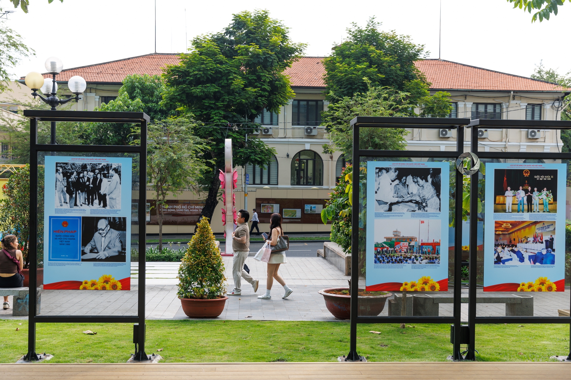 Th&agrave;nh phố rực đỏ cờ hoa, kh&ocirc;ng kh&iacute; Ng&agrave;y hội bầu cử đang đến rất gần!- Ảnh 20.