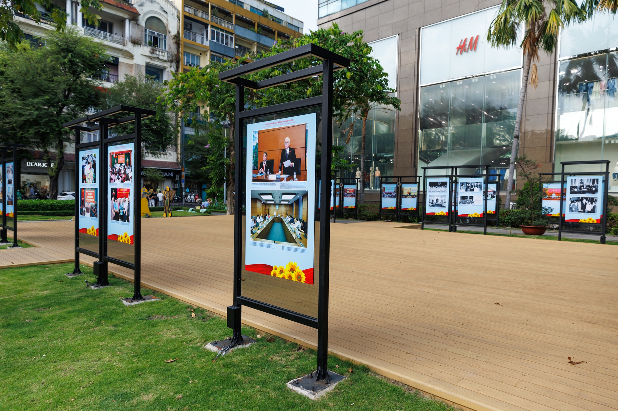 Th&agrave;nh phố rực đỏ cờ hoa, kh&ocirc;ng kh&iacute; Ng&agrave;y hội bầu cử đang đến rất gần!- Ảnh 21.