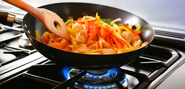 Gas tăng gi&aacute; lần thứ 3 trong th&aacute;ng: Chỉnh lửa to hay lửa nhỏ khi nấu th&igrave; tốn hơn? Nhiều người l&agrave;m ngược- Ảnh 3.