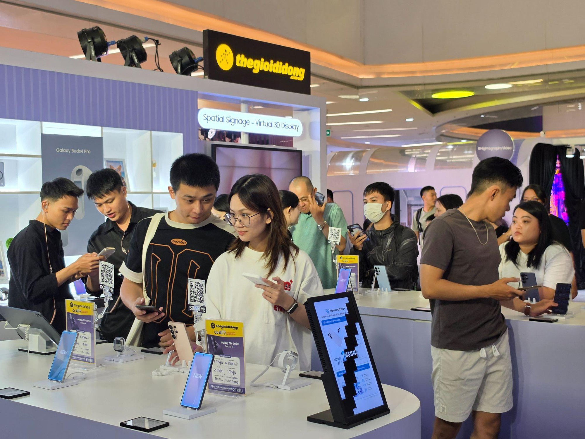 Galaxy S26 Series &ldquo;đổ bộ&rdquo; Vạn Hạnh Mall: &ldquo;Tọa độ mới&rdquo; đỉnh miễn b&agrave;n được d&acirc;n t&igrave;nh nườm nượp- Ảnh 1.