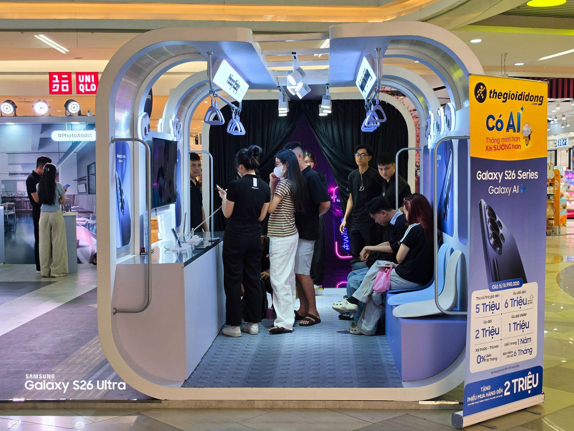 Galaxy S26 Series &ldquo;đổ bộ&rdquo; Vạn Hạnh Mall: &ldquo;Tọa độ mới&rdquo; đỉnh miễn b&agrave;n được d&acirc;n t&igrave;nh nườm nượp- Ảnh 2.