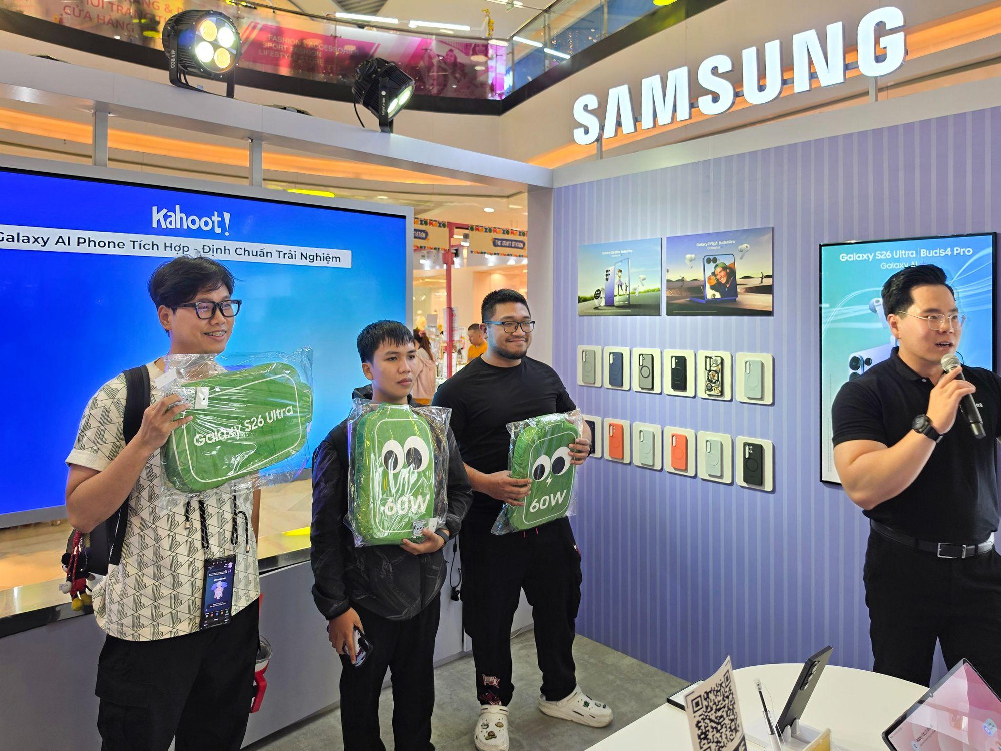 Galaxy S26 Series &ldquo;đổ bộ&rdquo; Vạn Hạnh Mall: &ldquo;Tọa độ mới&rdquo; đỉnh miễn b&agrave;n được d&acirc;n t&igrave;nh nườm nượp- Ảnh 11.