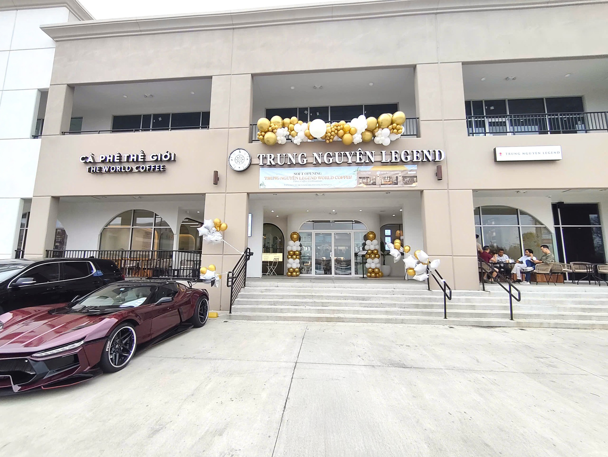 C&oacute; g&igrave; trong qu&aacute;n c&agrave; ph&ecirc; mới tinh tr&ecirc;n đất Mỹ của &ocirc;ng Đặng L&ecirc; Nguy&ecirc;n Vũ: Kh&aacute;ch xếp h&agrave;ng tấp nập, c&oacute; kh&ocirc;ng gian trưng b&agrave;y đặc biệt- Ảnh 1.