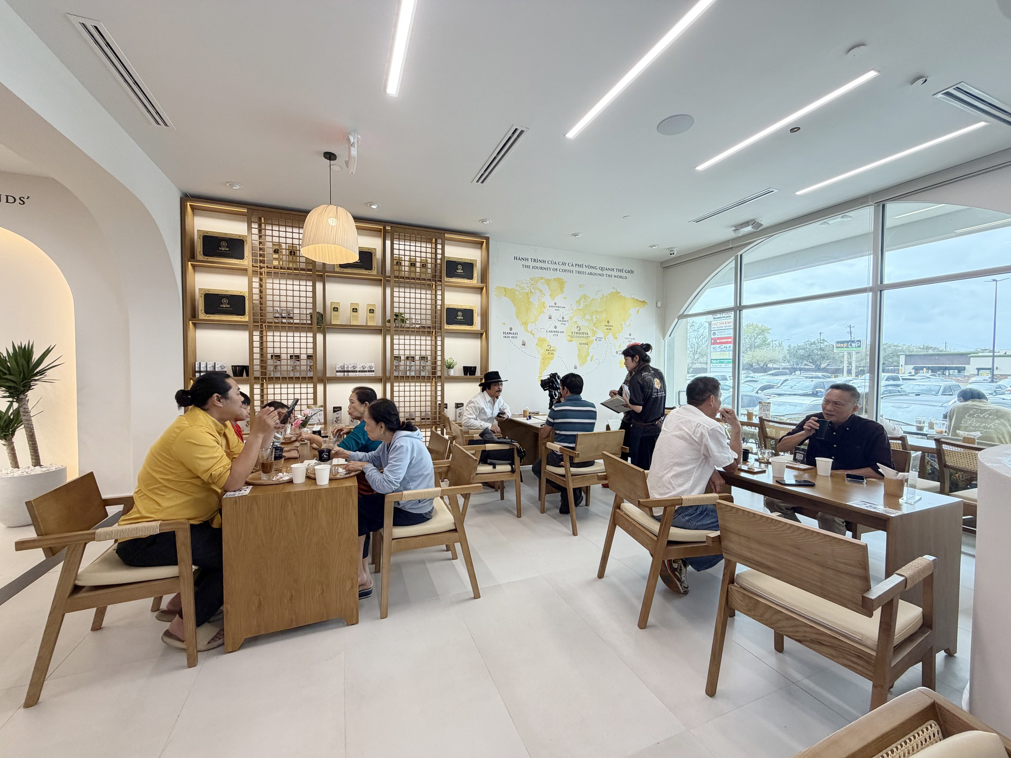 C&oacute; g&igrave; trong qu&aacute;n c&agrave; ph&ecirc; mới tinh tr&ecirc;n đất Mỹ của &ocirc;ng Đặng L&ecirc; Nguy&ecirc;n Vũ: Kh&aacute;ch xếp h&agrave;ng tấp nập, c&oacute; kh&ocirc;ng gian trưng b&agrave;y đặc biệt- Ảnh 2.