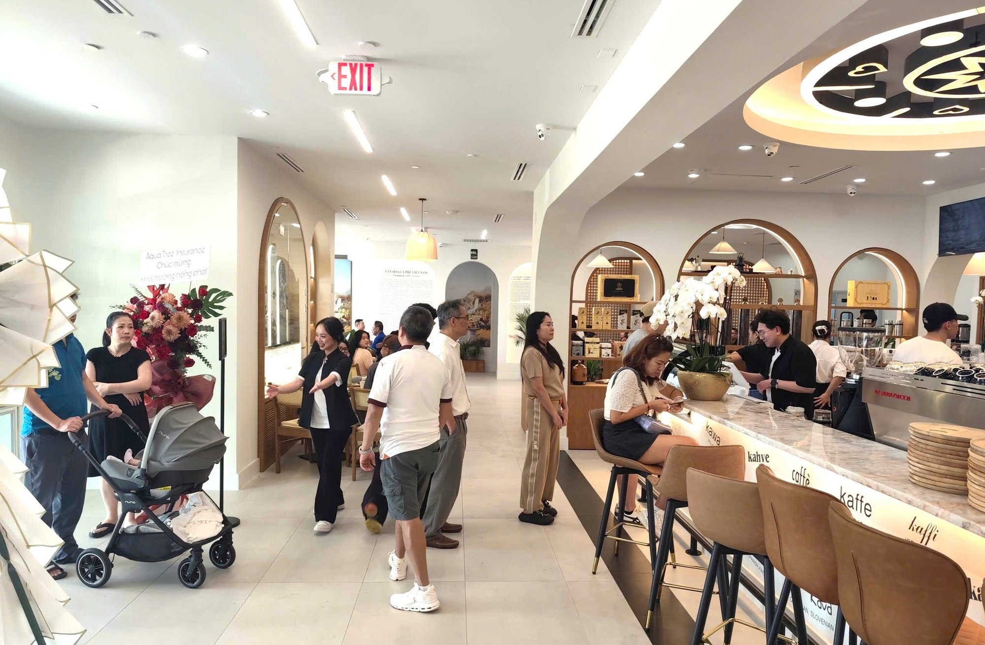 C&oacute; g&igrave; trong qu&aacute;n c&agrave; ph&ecirc; mới tinh tr&ecirc;n đất Mỹ của &ocirc;ng Đặng L&ecirc; Nguy&ecirc;n Vũ: Kh&aacute;ch xếp h&agrave;ng tấp nập, c&oacute; kh&ocirc;ng gian trưng b&agrave;y đặc biệt- Ảnh 3.