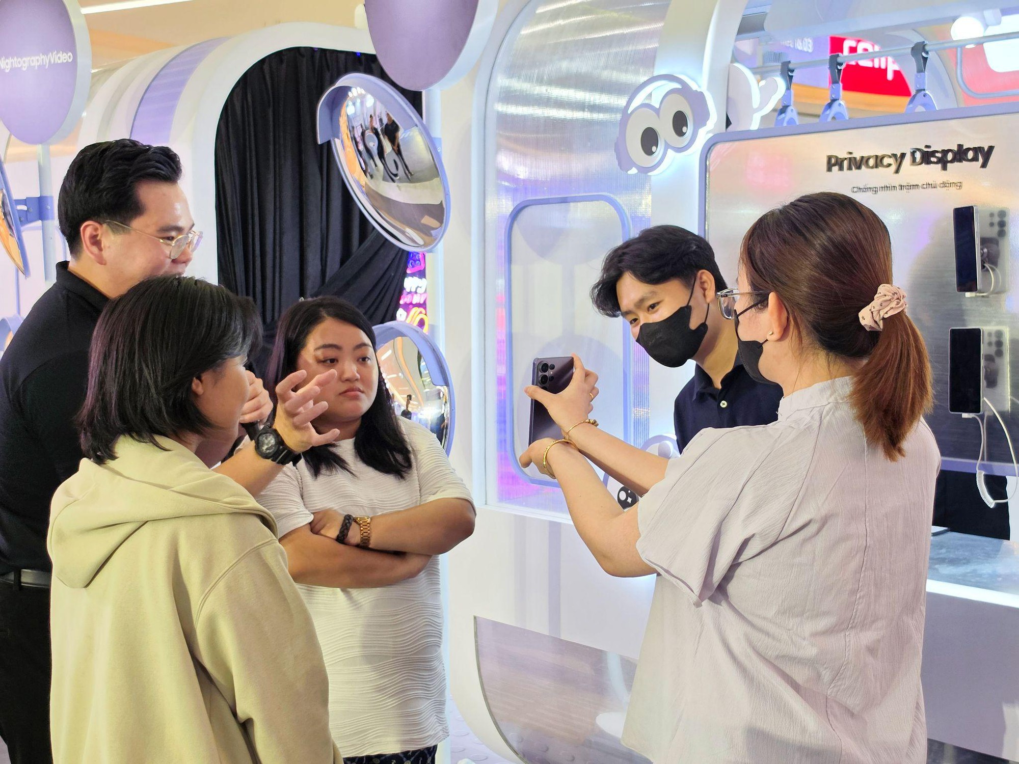 Galaxy S26 Series &ldquo;đổ bộ&rdquo; Vạn Hạnh Mall: &ldquo;Tọa độ mới&rdquo; đỉnh miễn b&agrave;n được d&acirc;n t&igrave;nh nườm nượp- Ảnh 4.