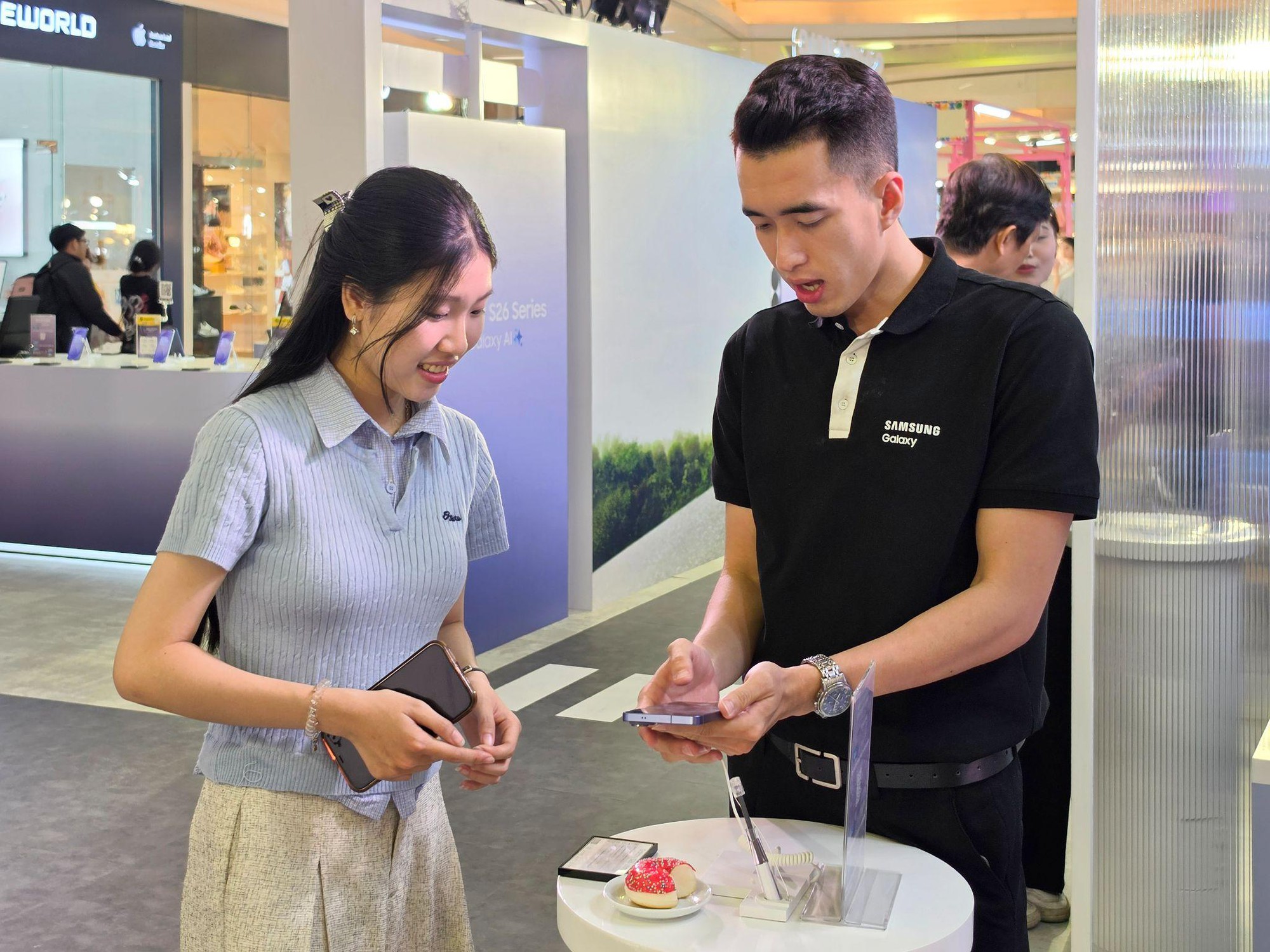 Galaxy S26 Series &ldquo;đổ bộ&rdquo; Vạn Hạnh Mall: &ldquo;Tọa độ mới&rdquo; đỉnh miễn b&agrave;n được d&acirc;n t&igrave;nh nườm nượp- Ảnh 8.
