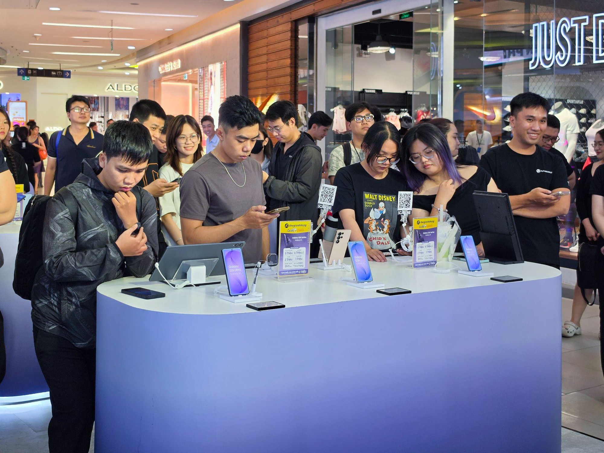 Galaxy S26 Series &ldquo;đổ bộ&rdquo; Vạn Hạnh Mall: &ldquo;Tọa độ mới&rdquo; đỉnh miễn b&agrave;n được d&acirc;n t&igrave;nh nườm nượp- Ảnh 10.