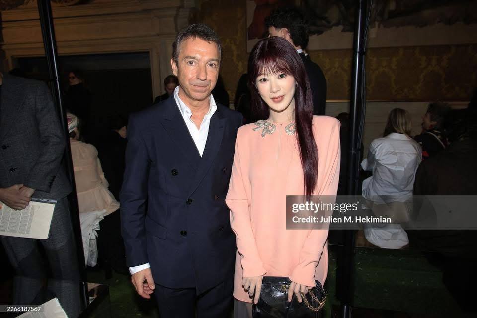 Cả MXH v&ugrave;i dập Dương Tử: Mặt đơ như tượng s&aacute;p, outfit sến ngang &ldquo;Hồng tỷ&rdquo;- Ảnh 3.