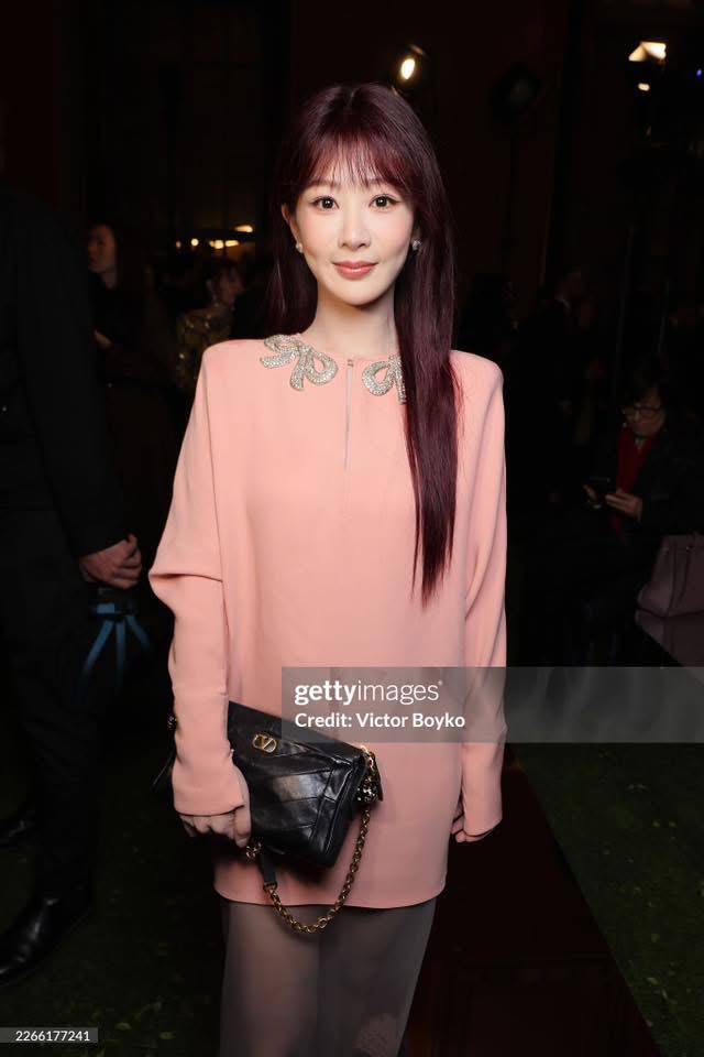 Cả MXH v&ugrave;i dập Dương Tử: Mặt đơ như tượng s&aacute;p, outfit sến ngang &ldquo;Hồng tỷ&rdquo;- Ảnh 4.