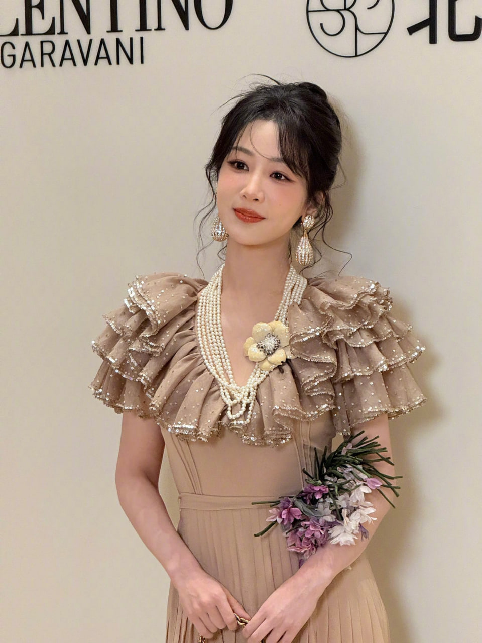 Cả MXH v&ugrave;i dập Dương Tử: Mặt đơ như tượng s&aacute;p, outfit sến ngang &ldquo;Hồng tỷ&rdquo;- Ảnh 7.