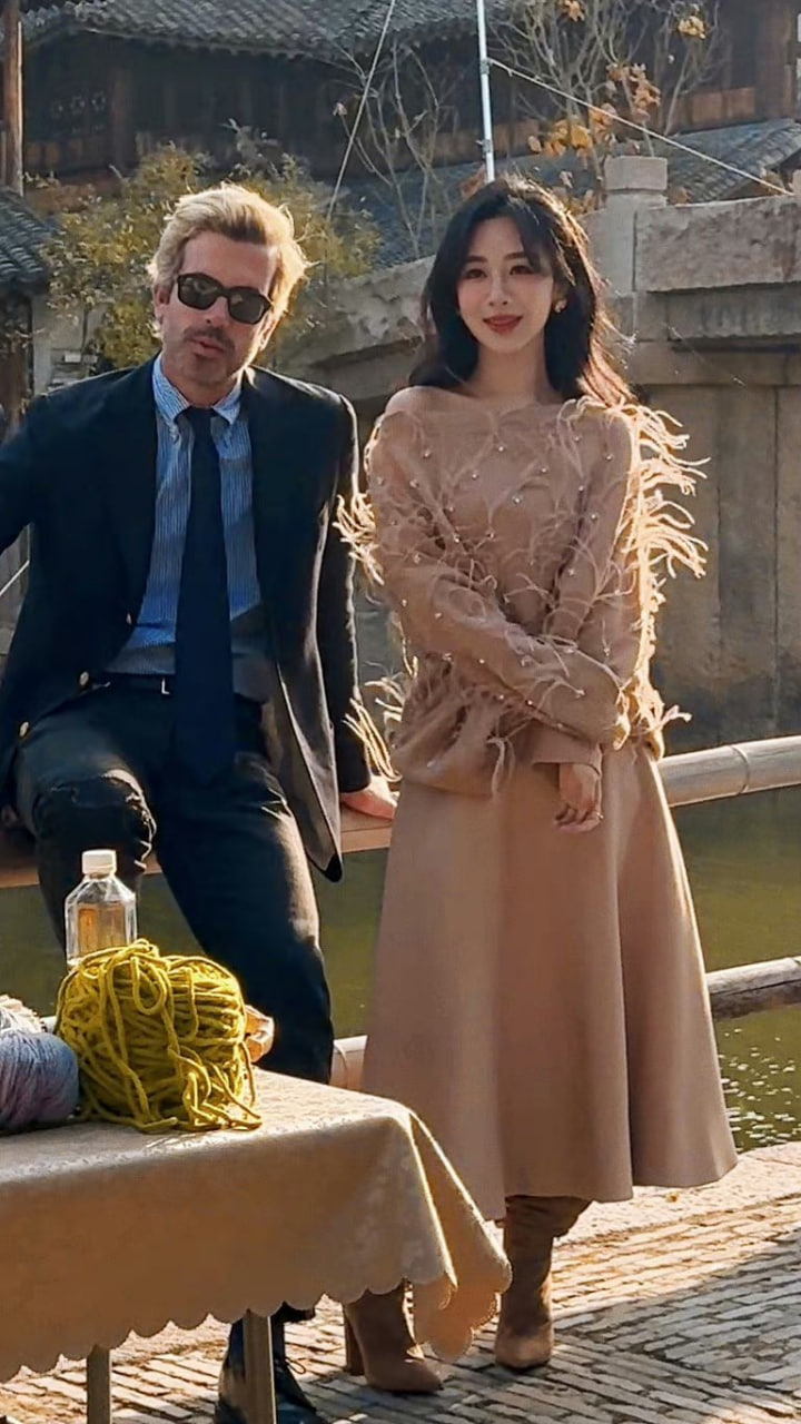 Cả MXH v&ugrave;i dập Dương Tử: Mặt đơ như tượng s&aacute;p, outfit sến ngang &ldquo;Hồng tỷ&rdquo;- Ảnh 8.