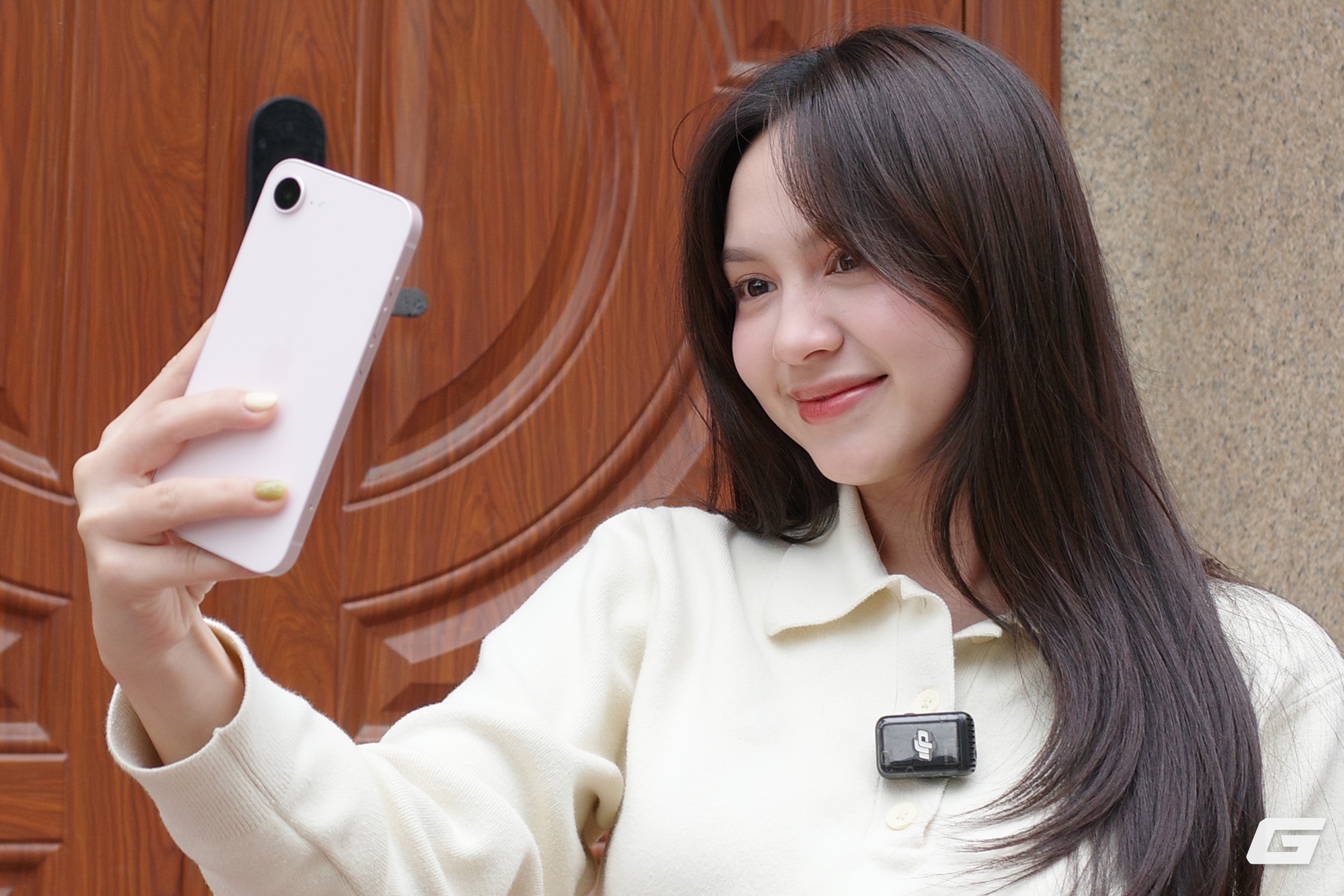 Cận cảnh iPhone 17e m&agrave;u hồng mới: Hồng m&agrave; nhạt như trắng, hợp với nữ nhưng nam d&ugrave;ng cũng chẳng sao- Ảnh 12.