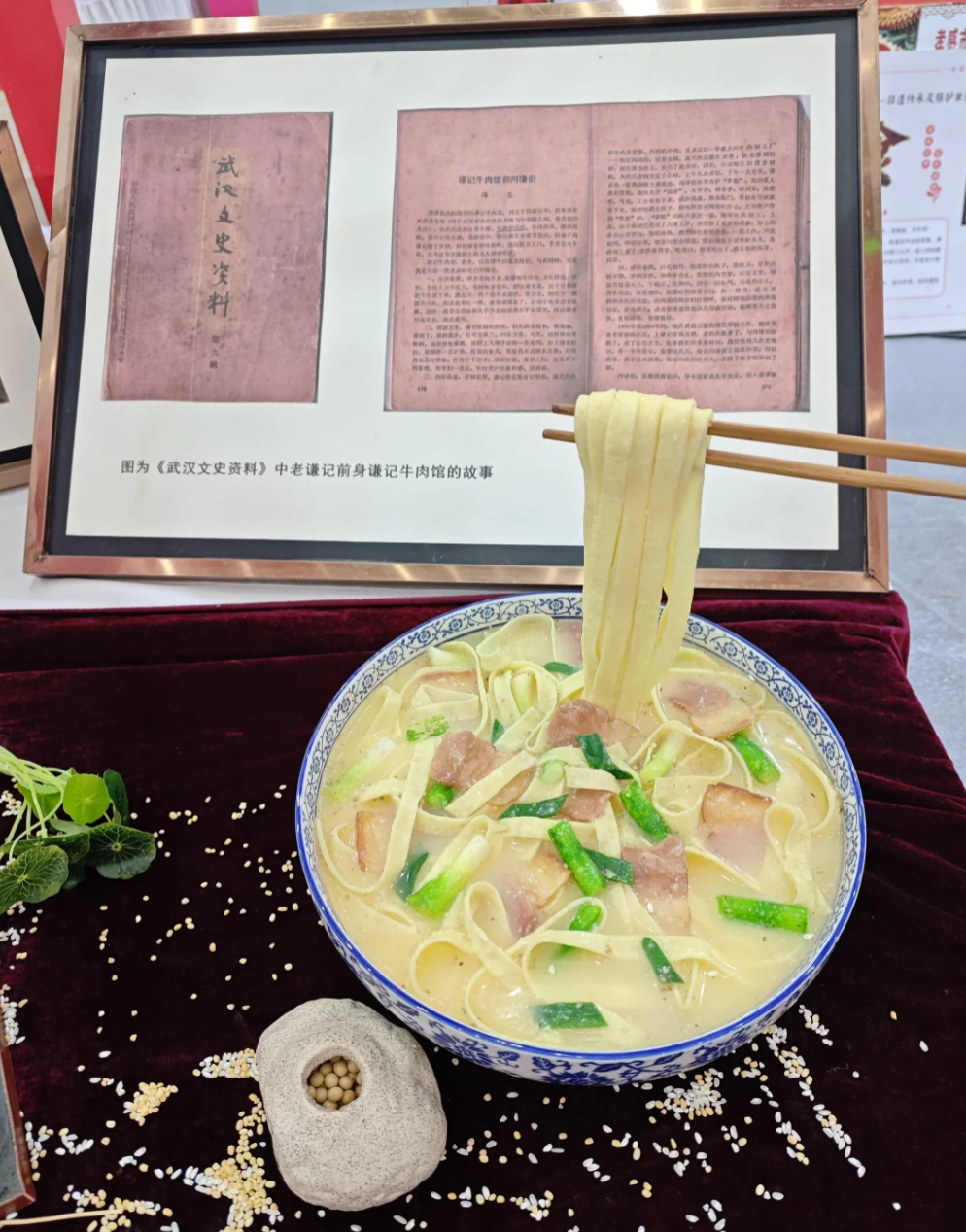 7 qu&aacute;n vỉa h&egrave; ngon "nhức n&aacute;ch" khiến người d&acirc;n xếp h&agrave;ng từ 6 giờ s&aacute;ng- Ảnh 2.