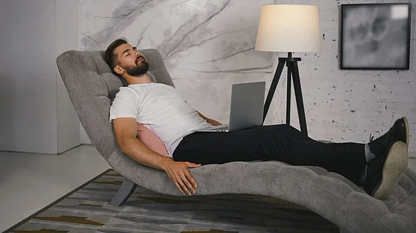 Chỉ c&oacute; người Dubai mới d&aacute;m l&agrave;m vậy: Xu hướng đi tập gym để ngủ- Ảnh 2.