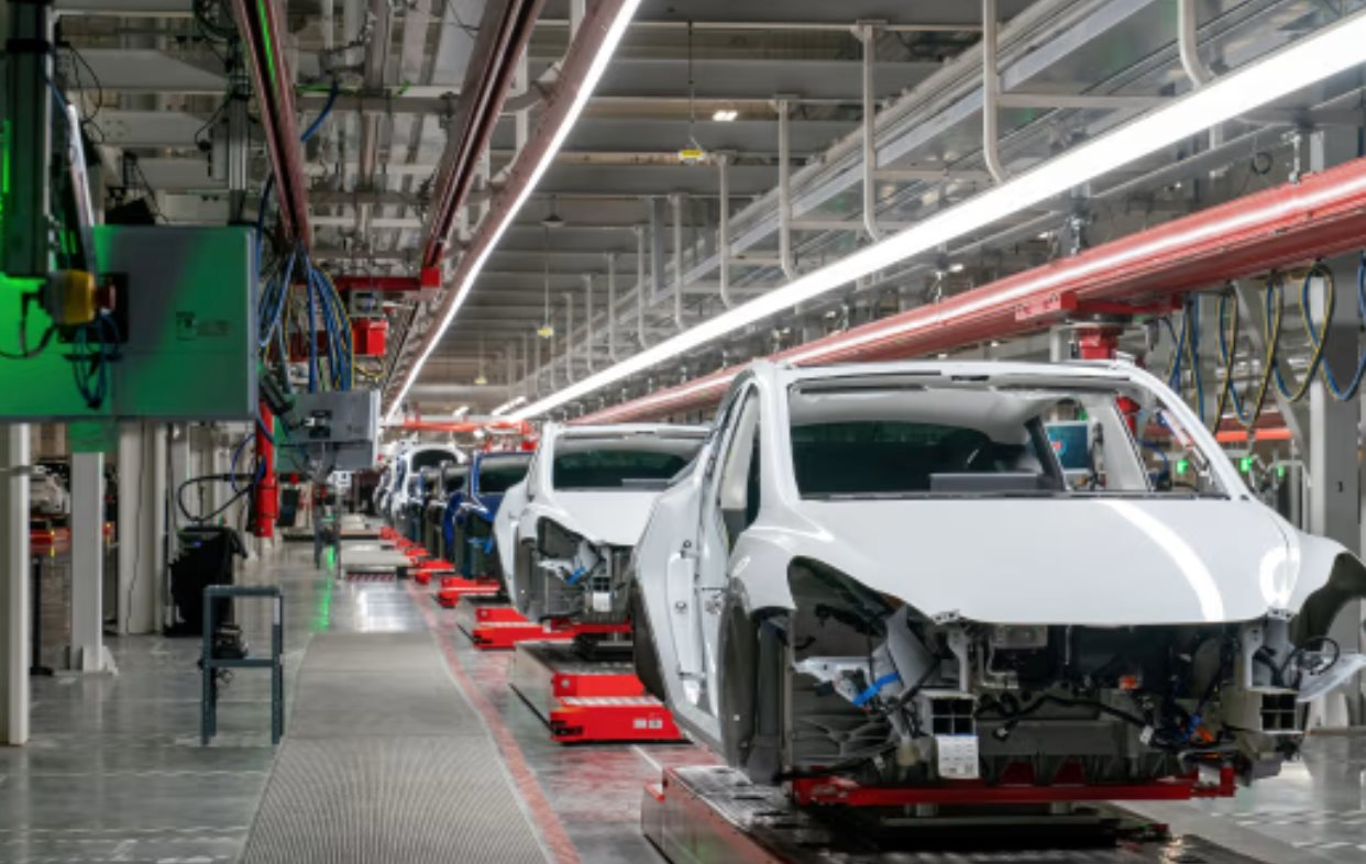 Elon Musk đặt cược tương lai Tesla v&agrave;o chiếc xe kh&ocirc;ng v&ocirc; lăng, kh&ocirc;ng phanh: Sản xuất 2 triệu chiếc mỗi năm, nếu th&agrave;nh c&ocirc;ng sẽ thay đổi cả ng&agrave;nh xe điện- Ảnh 1.