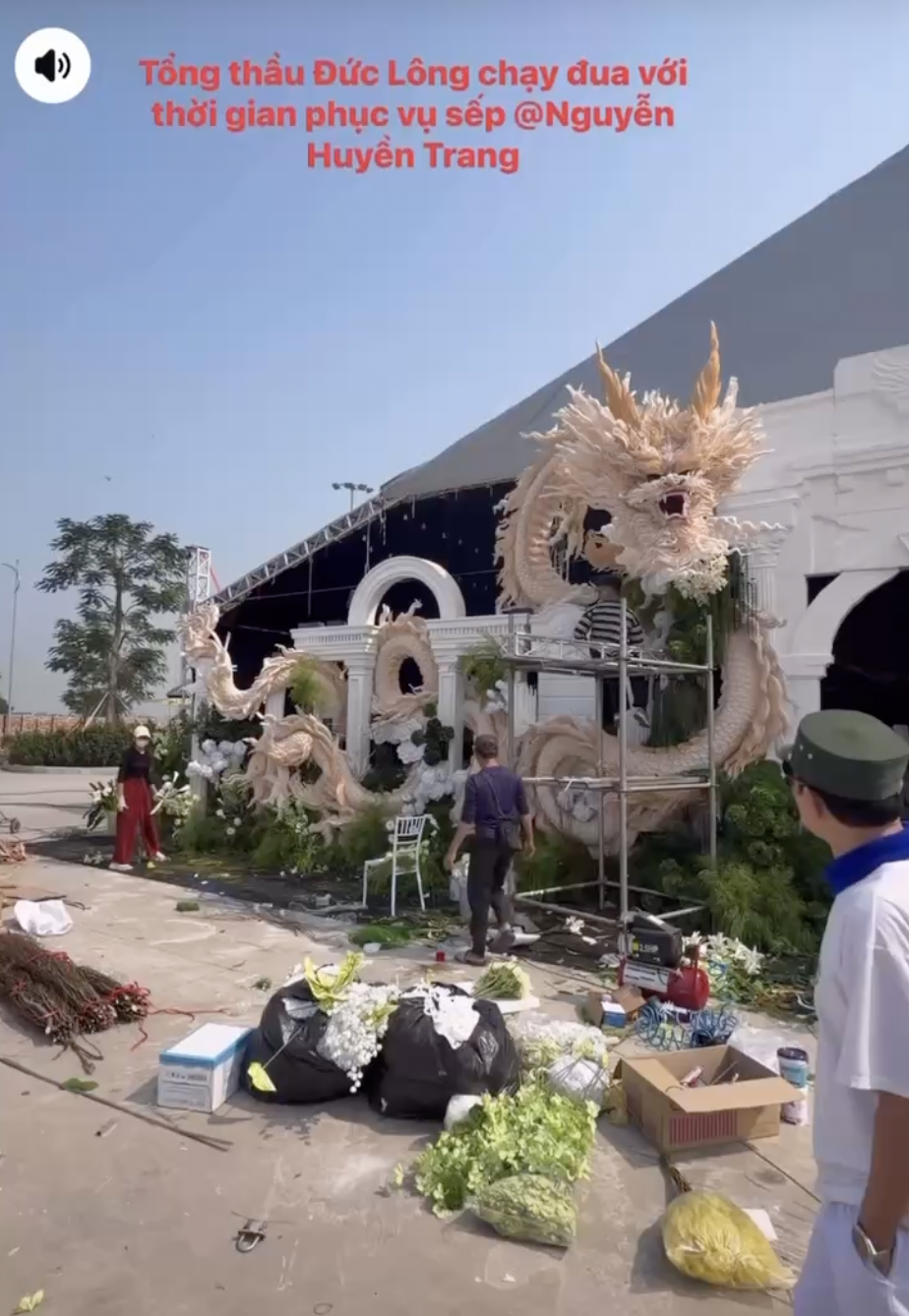 Cho&aacute;ng với rạp cưới Đức Huy v&agrave; MC M&ugrave; Tạt: Rồng phượng khổng lồ, đ&egrave;n phủ k&iacute;n, quy m&ocirc; nhất nh&igrave; l&agrave;ng b&oacute;ng đ&aacute;- Ảnh 2.