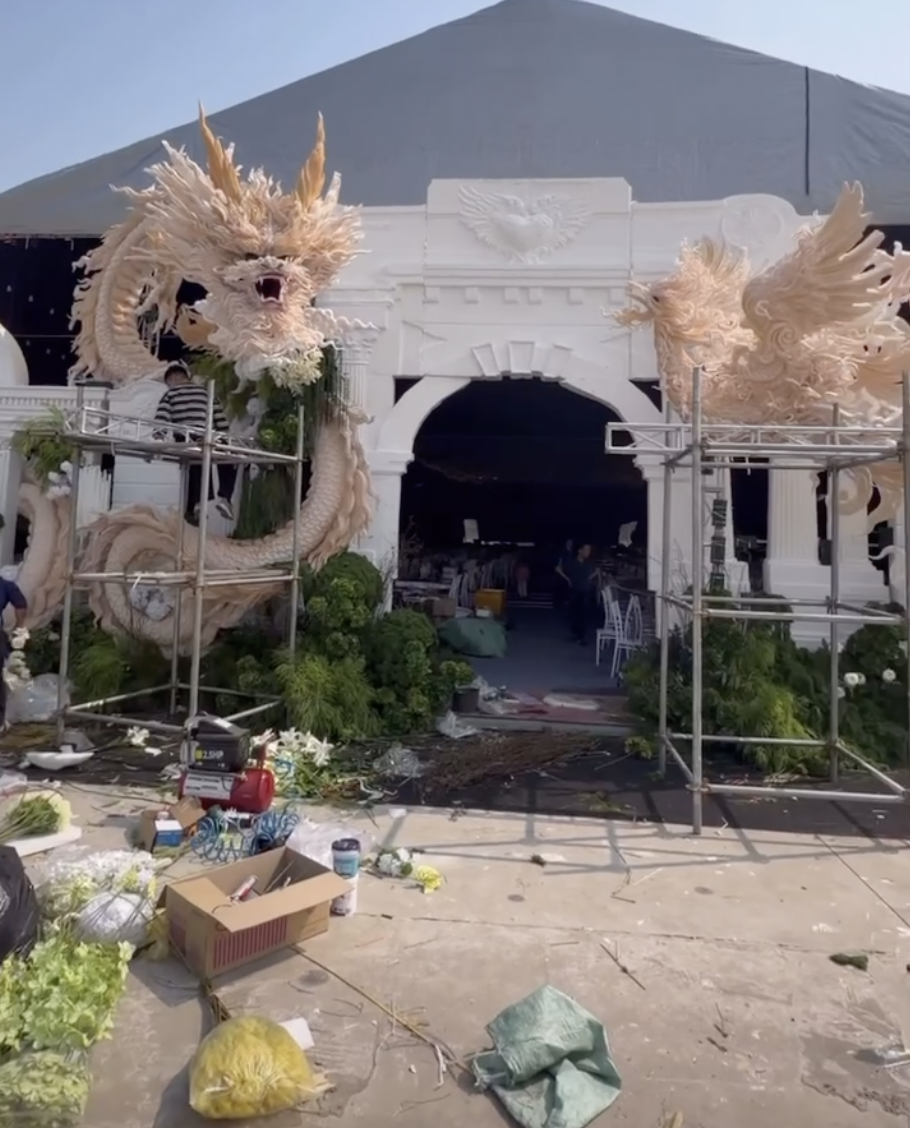 Cho&aacute;ng với rạp cưới Đức Huy v&agrave; MC M&ugrave; Tạt: Rồng phượng khổng lồ, đ&egrave;n phủ k&iacute;n, quy m&ocirc; nhất nh&igrave; l&agrave;ng b&oacute;ng đ&aacute;- Ảnh 1.