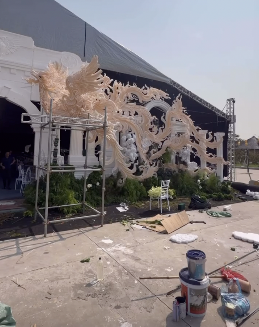 Cho&aacute;ng với rạp cưới Đức Huy v&agrave; MC M&ugrave; Tạt: Rồng phượng khổng lồ, đ&egrave;n phủ k&iacute;n, quy m&ocirc; nhất nh&igrave; l&agrave;ng b&oacute;ng đ&aacute;- Ảnh 3.