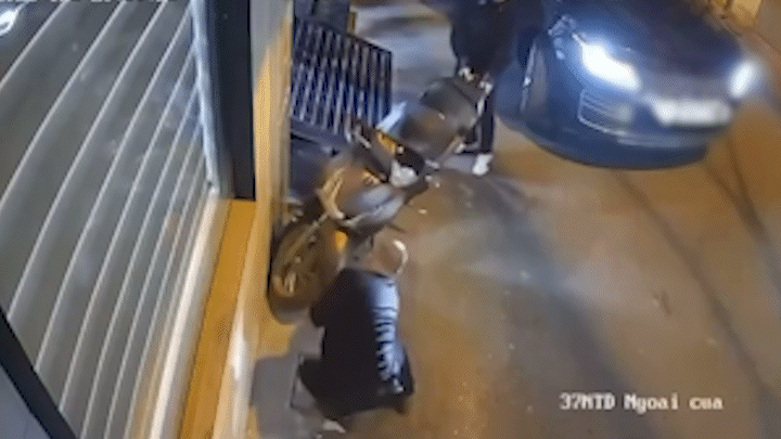 Vụ t&agrave;i xế Range Rover chọc thủng lốp SH: Thanh ni&ecirc;n b&ecirc;n cạnh khuy&ecirc;n một c&acirc;u, người đ&agrave;n &ocirc;ng vẫn ra tay- Ảnh 1.