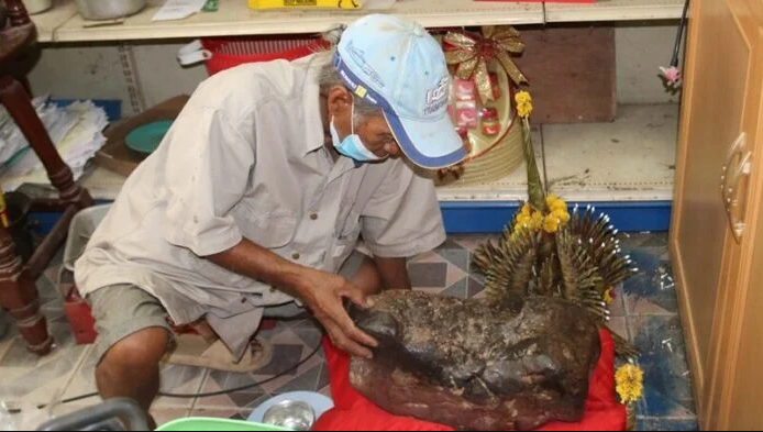 Tảng đ&aacute; h&igrave;nh con ếch trong cửa h&agrave;ng bỗng xuất hiện vệt v&agrave;ng lạ sau Tết, người d&acirc;n k&eacute;o đến xem k&iacute;n nh&agrave;- Ảnh 1.