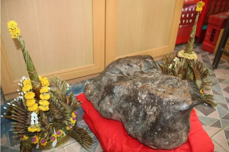 Tảng đ&aacute; h&igrave;nh con ếch trong cửa h&agrave;ng bỗng xuất hiện vệt v&agrave;ng lạ sau Tết, người d&acirc;n k&eacute;o đến xem k&iacute;n nh&agrave;- Ảnh 3.