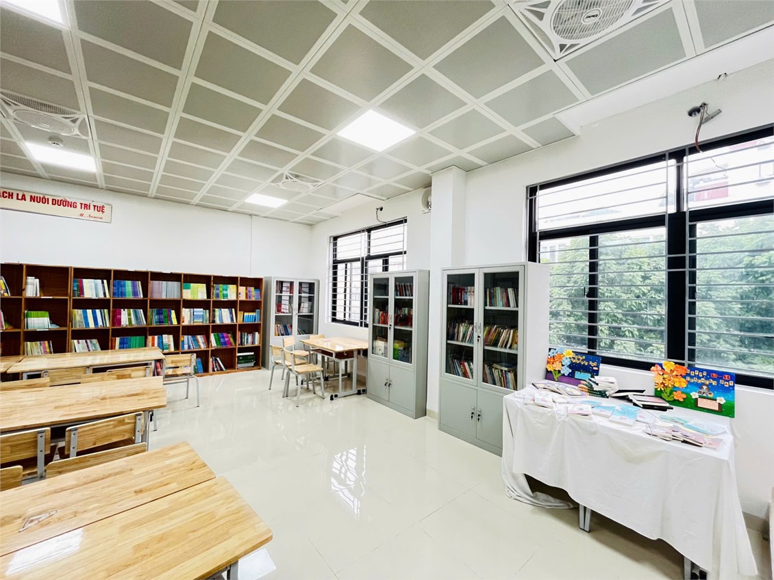 Bức ảnh thầy gi&aacute;o trước cổng trường ở H&agrave; Nội nhận "b&atilde;o" like, phụ huynh rần rần khen: "Thật ấn tượng"- Ảnh 5.