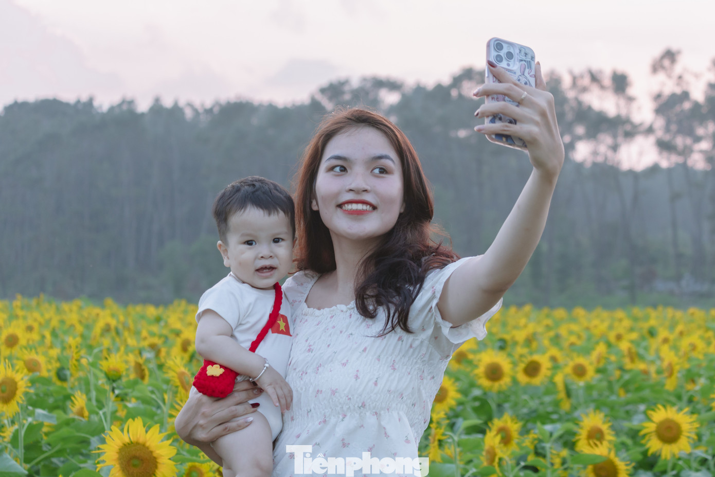 Bạn trẻ nườm nượp check-in vườn hoa hướng dương ở qu&ecirc; B&aacute;c- Ảnh 15.