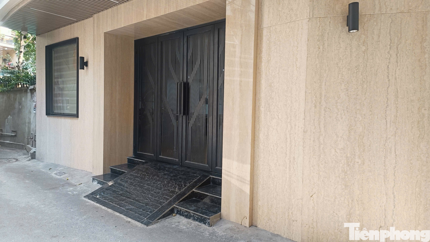 H&agrave; Nội: C&ocirc;ng an x&aacute;c minh vụ t&agrave;i xế &ocirc; t&ocirc; chọc thủng 2 b&aacute;nh xe SH để ven đường- Ảnh 1.