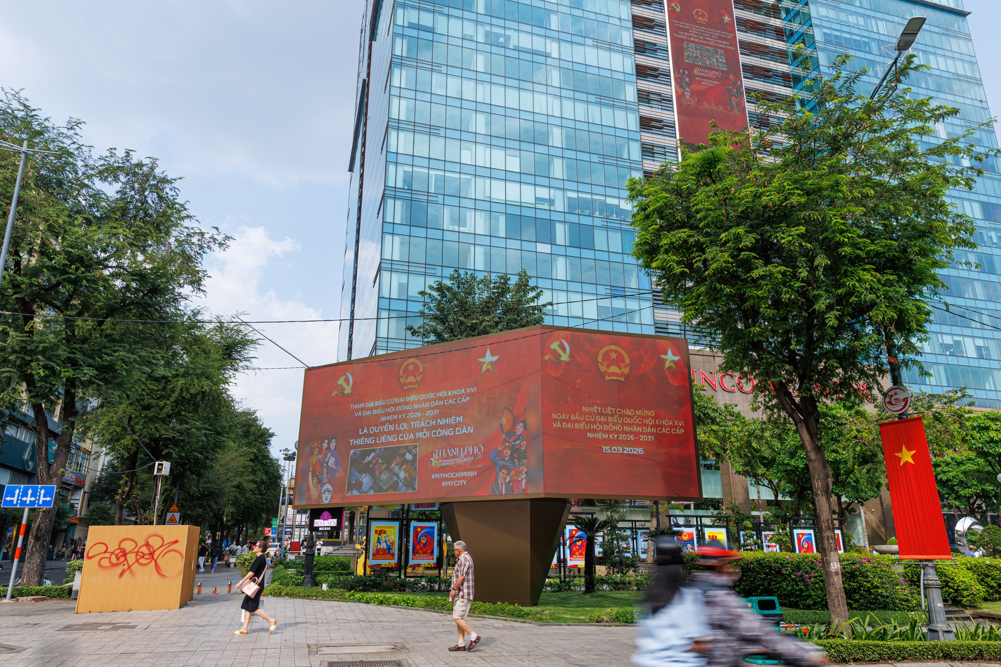 Th&agrave;nh phố rực đỏ cờ hoa, kh&ocirc;ng kh&iacute; Ng&agrave;y hội bầu cử đang đến rất gần!- Ảnh 22.