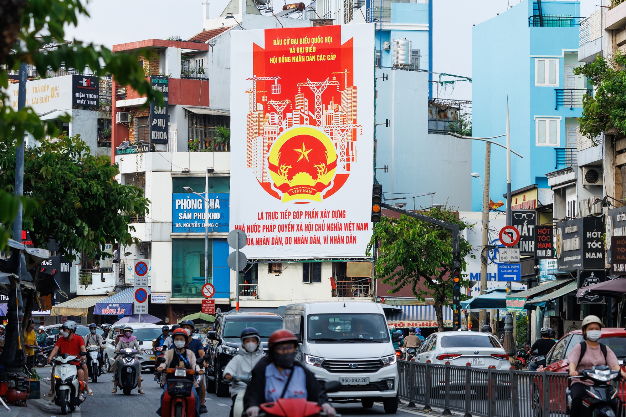 Th&agrave;nh phố rực đỏ cờ hoa, kh&ocirc;ng kh&iacute; Ng&agrave;y hội bầu cử đang đến rất gần!- Ảnh 18.