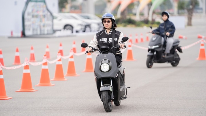 Những mẫu xe m&aacute;y điện kh&ocirc;ng cần bằng l&aacute;i- Ảnh 2.