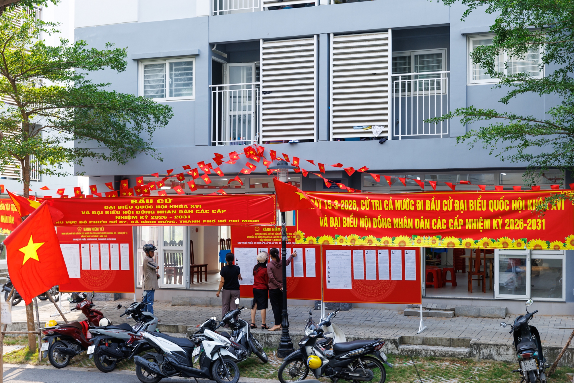 Th&agrave;nh phố rực đỏ cờ hoa, kh&ocirc;ng kh&iacute; Ng&agrave;y hội bầu cử đang đến rất gần!- Ảnh 23.