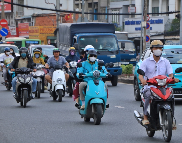 Gi&aacute; xăng tăng, nhiều người t&iacute;nh chuyển sang xe điện- Ảnh 1.