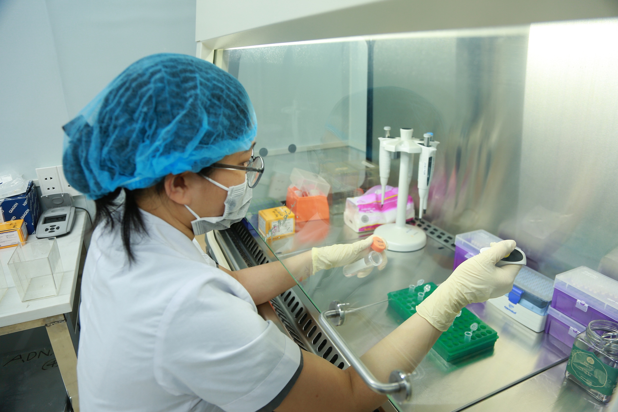 Người phụ nữ x&eacute;t nghiệm ADN t&igrave;m bố cho con, kết quả khiến tất cả sững sờ- Ảnh 1.