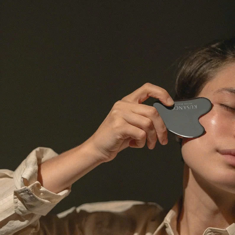 T&ocirc;i ki&ecirc;n tr&igrave; 5 ph&uacute;t massage với đ&aacute; mỗi tối để k&iacute;ch th&iacute;ch tuần ho&agrave;n dưới da, nhờ đ&oacute; nh&igrave;n trẻ hơn 5 tuổi- Ảnh 6.