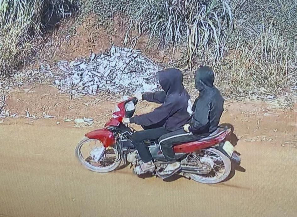 T&oacute;m gọn hai đối tượng cầm dao giật t&uacute;i tiền của nữ thương l&aacute;i thu mua hạt điều- Ảnh 2.