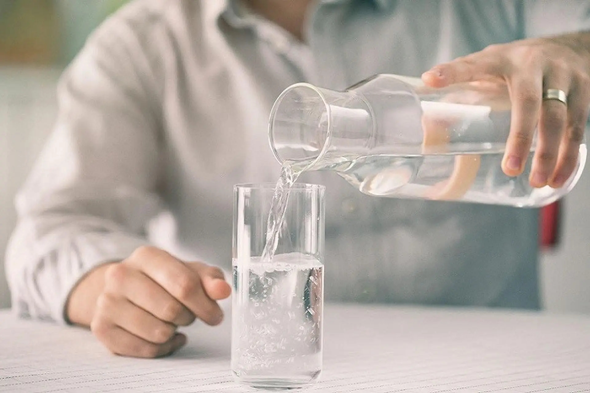 V&igrave; sao nhiều người c&oacute; thể uống 10 cốc bia c&ugrave;ng l&uacute;c nhưng &ldquo;chịu thua&rdquo; 2 l&iacute;t nước?- Ảnh 1.