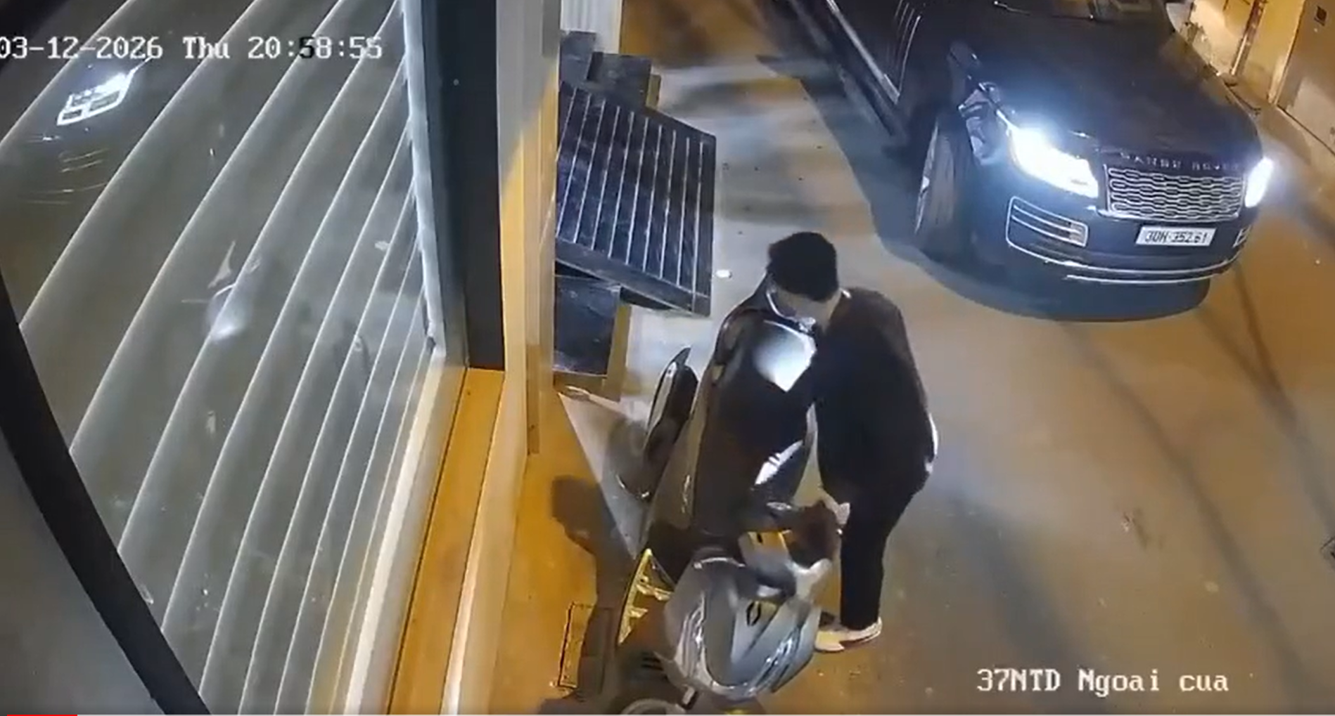 T&agrave;i xế Range Rover d&ugrave;ng dao chọc thủng lốp xe SH ở H&agrave; Nội: C&oacute; thể đối diện h&igrave;nh phạt n&agrave;o?- Ảnh 2.