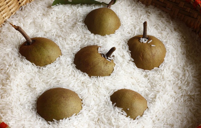 C&ocirc; g&aacute;i cắm hương v&agrave;o th&ugrave;ng hoa quả, nhiều người thắc mắc v&igrave; sao- Ảnh 4.