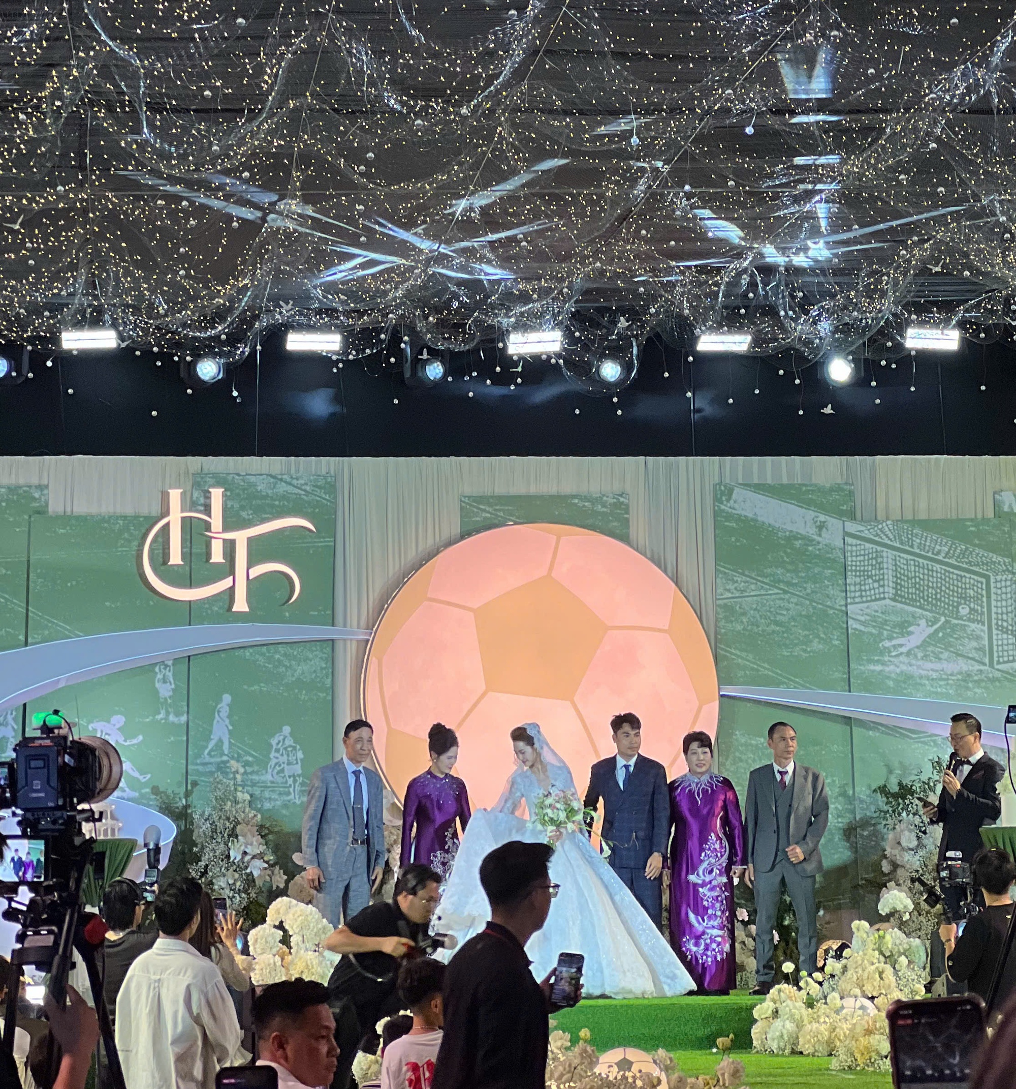 To&agrave;n cảnh đ&aacute;m cưới Đức Huy - MC M&ugrave; Tạt: C&ocirc; d&acirc;u ch&uacute; rể đẹp đ&ocirc;i, C&ocirc;ng Phượng, Văn To&agrave;n v&agrave; d&agrave;n sao ĐT Việt Nam đổ bộ- Ảnh 9.