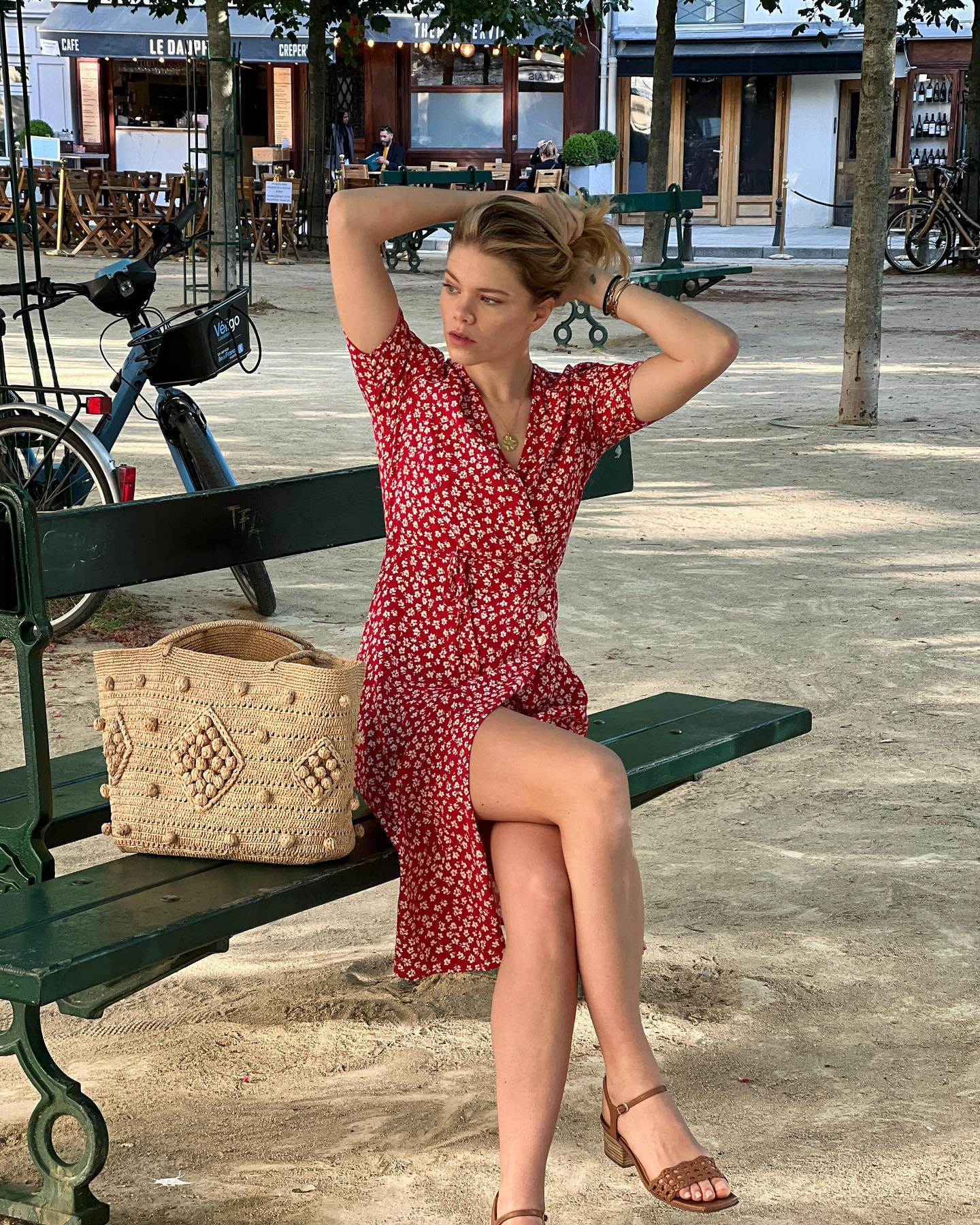 Bộ sưu tập v&aacute;y m&ugrave;a h&egrave; của phụ nữ Ph&aacute;p: To&agrave;n kiểu rất nổi bật, tươi trẻ nhưng vẫn sang trọng- Ảnh 2.