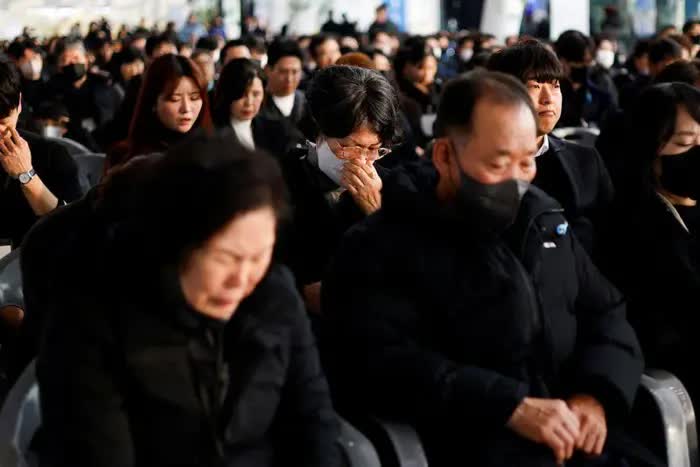 Vụ m&aacute;y bay Jeju Air ph&aacute;t nổ khiến 179 người thiệt mạng: 24 phần thi thể bị bỏ qu&ecirc;n suốt hơn 1 năm trong m&aacute;y bay- Ảnh 2.