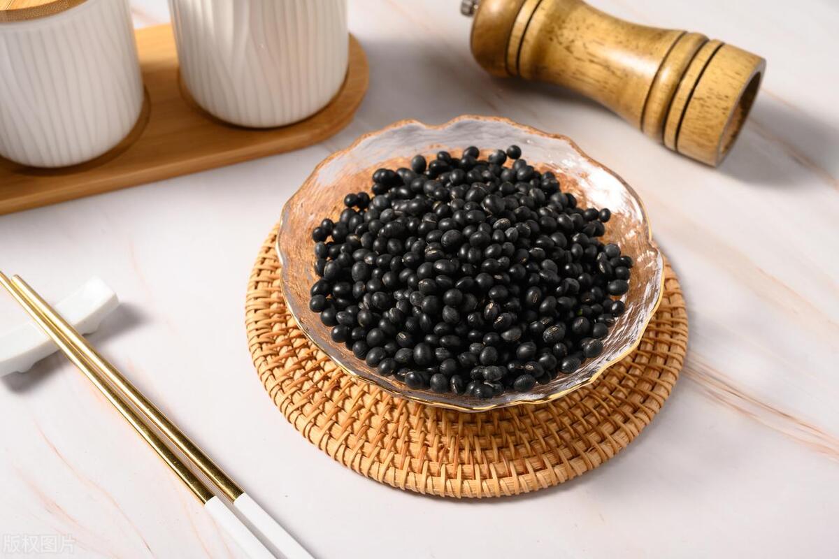 Uống nước đậu đen mỗi ng&agrave;y để ''bổ thận'', 6 th&aacute;ng sau người phụ nữ đi kh&aacute;m, nghe b&aacute;c sĩ n&oacute;i 1 c&acirc;u m&agrave; ''giật m&igrave;nh''- Ảnh 1.