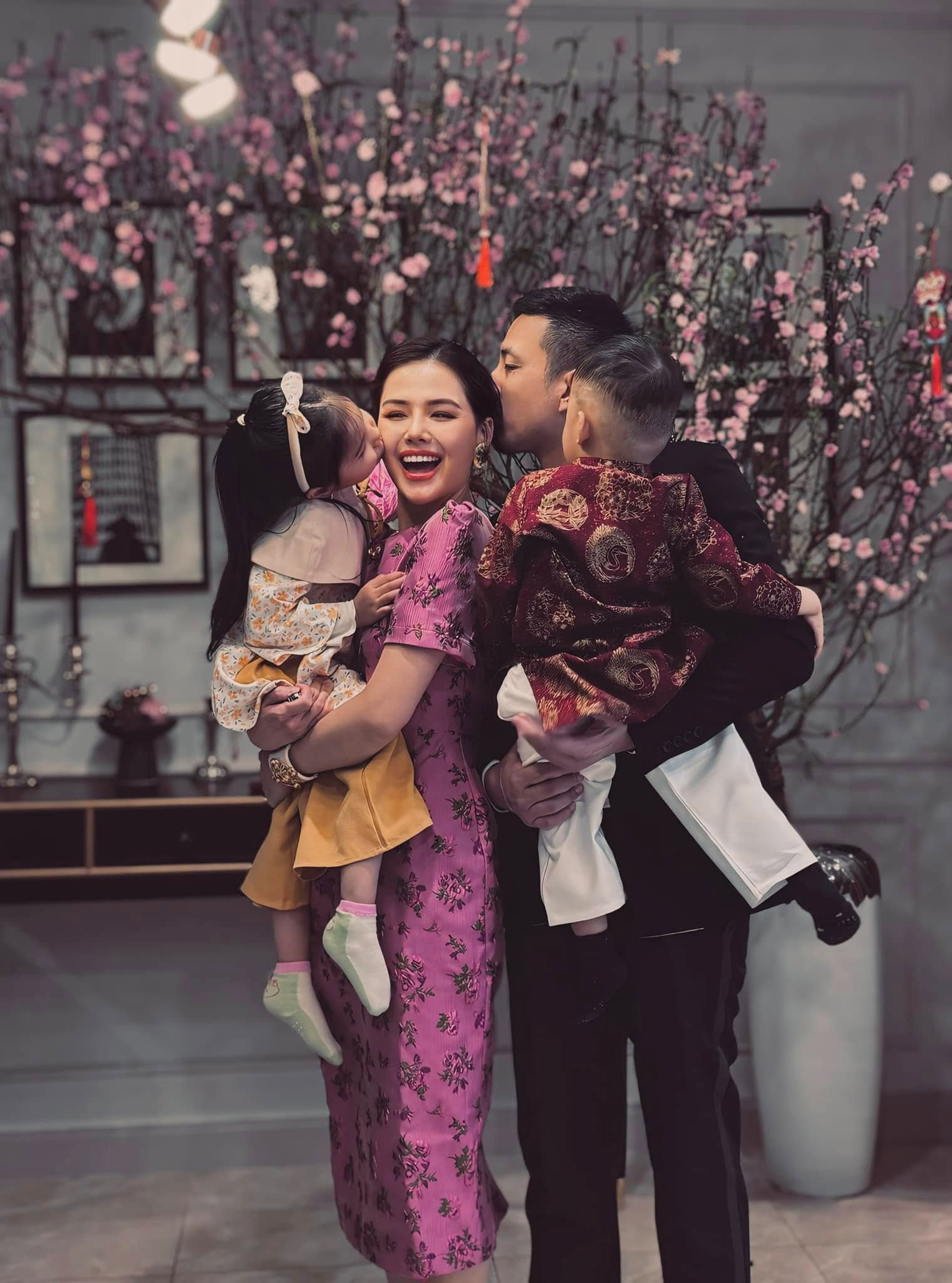 Cặp đ&ocirc;i &ldquo;qu&yacute; c&ocirc; độc th&acirc;n&rdquo; nổi tiếng đ&atilde; 11 năm: Nhan sắc hiện tại g&acirc;y bất ngờ lớn, cuộc sống ph&uacute; b&agrave; c&oacute; thiếu g&igrave; đ&acirc;u!- Ảnh 8.