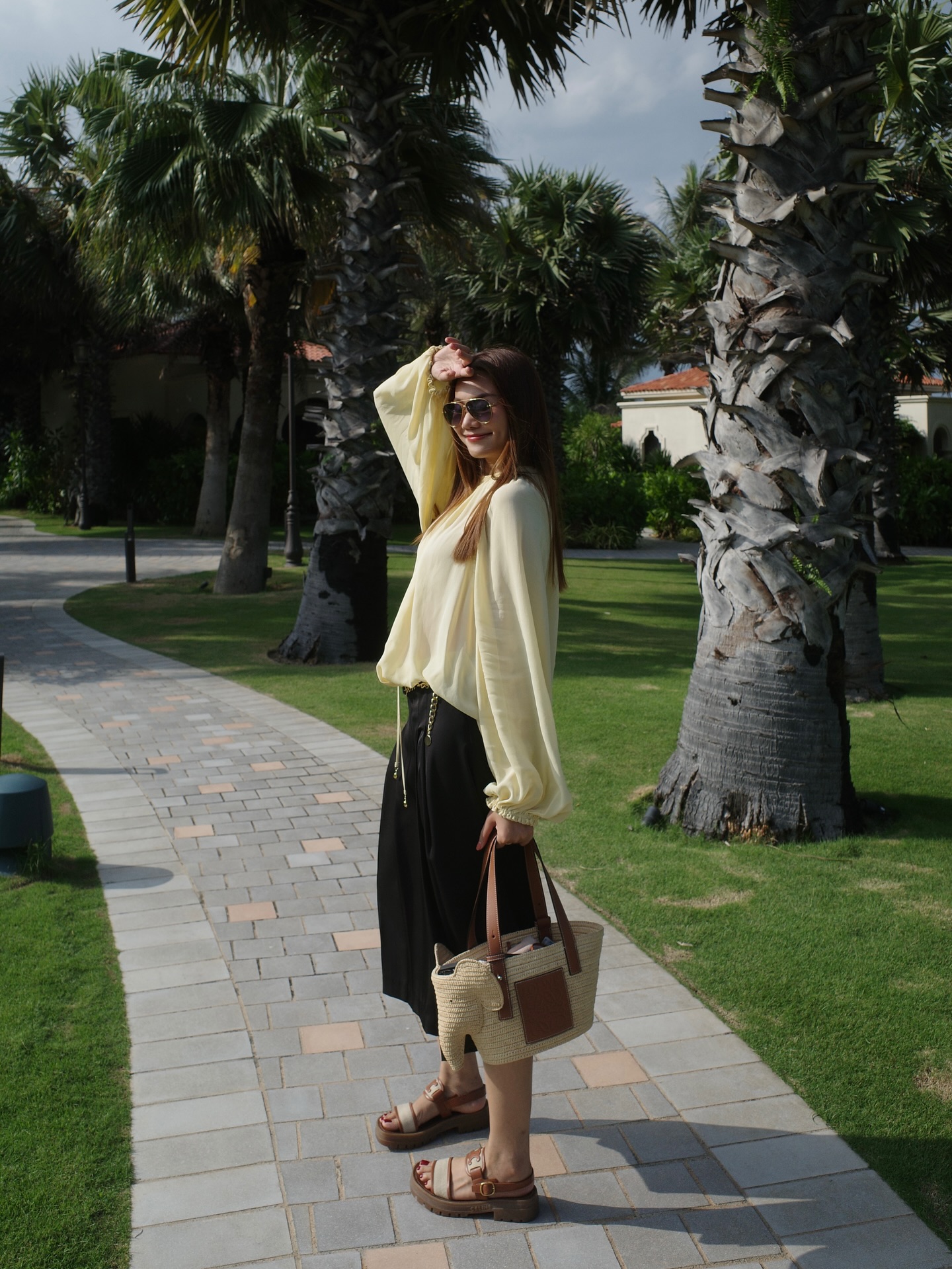 Ngắm m&atilde;i kh&ocirc;ng ch&aacute;n style đi du lịch của Phạm Thanh Hằng: Si&ecirc;u ăn ảnh v&agrave; bộ n&agrave;o cũng sang- Ảnh 3.