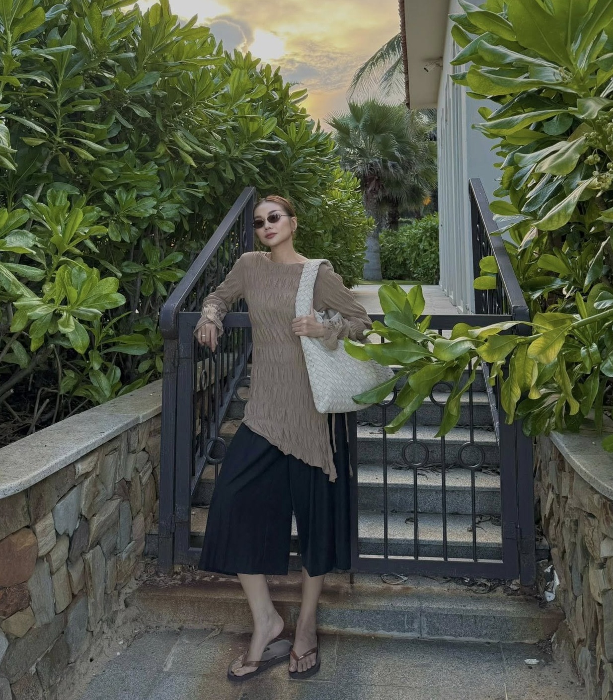 Ngắm m&atilde;i kh&ocirc;ng ch&aacute;n style đi du lịch của Phạm Thanh Hằng: Si&ecirc;u ăn ảnh v&agrave; bộ n&agrave;o cũng sang- Ảnh 6.