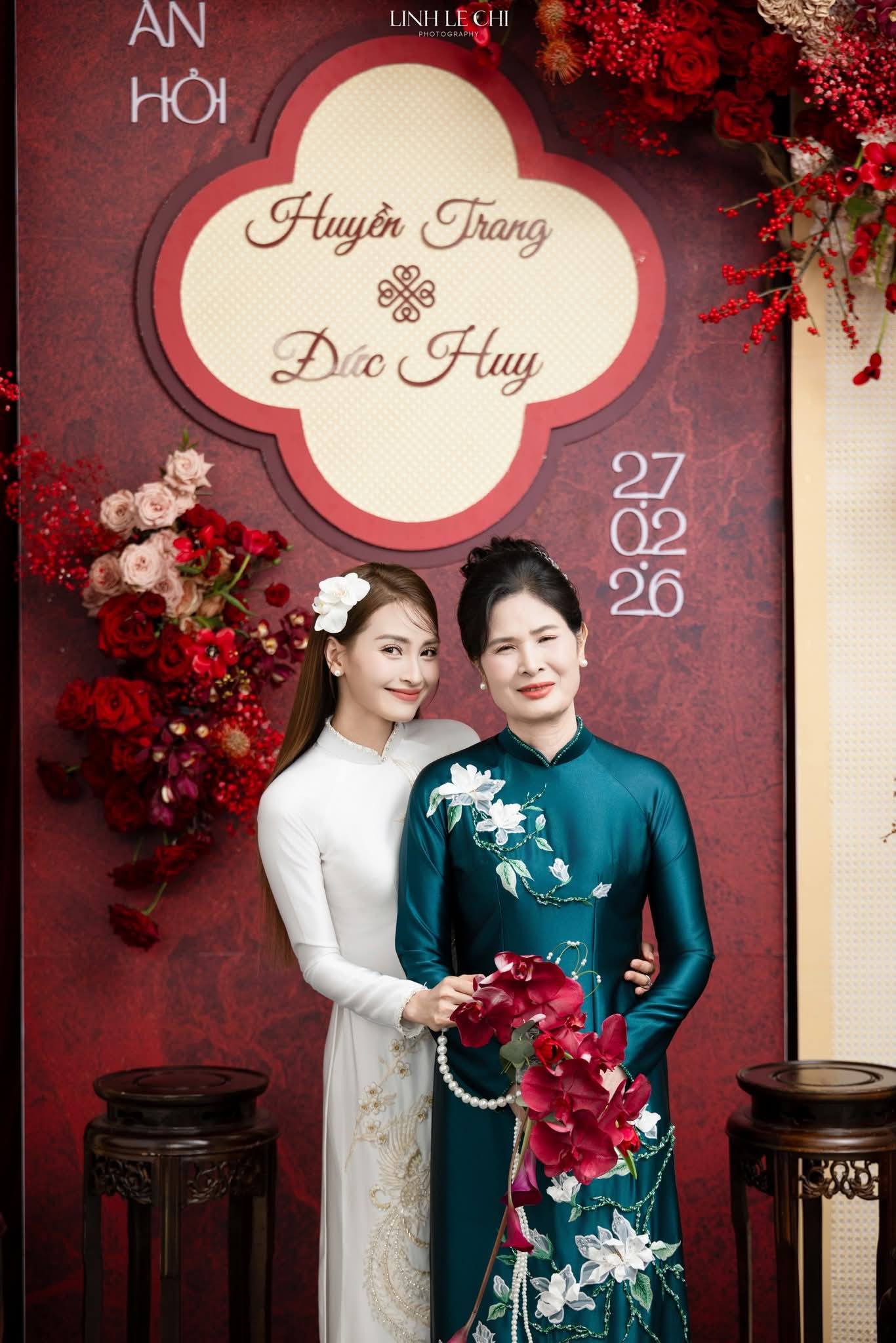 X&uacute;c động b&agrave;i thơ mẹ vợ d&agrave;nh tặng tuyển thủ Đức Huy trong ng&agrave;y cưới MC Huyền Trang M&ugrave; Tạt, c&ocirc; d&acirc;u kh&oacute;c như mưa- Ảnh 1.