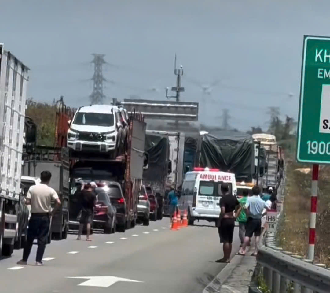 Va chạm kinh ho&agrave;ng tr&ecirc;n cao tốc, mẹ con c&ocirc; gi&aacute;o dạy To&aacute;n tử vong thương t&acirc;m, người chồng nguy kịch- Ảnh 1.